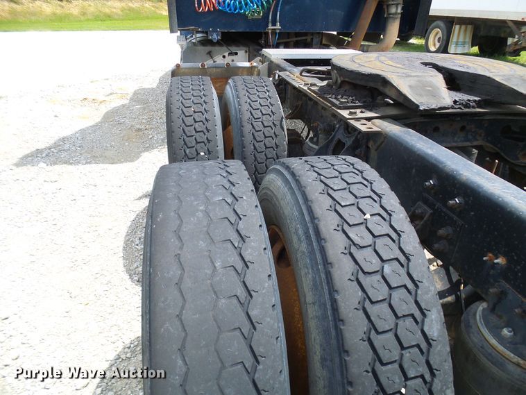image for item DG1975 1995 International 9400  semi truck