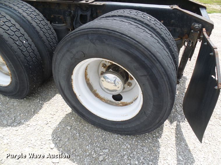 image for item DG1975 1995 International 9400  semi truck