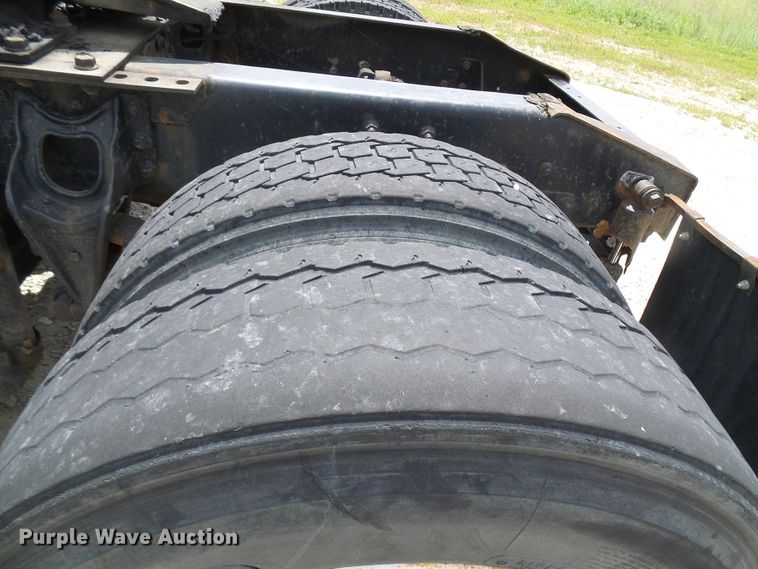 image for item DG1975 1995 International 9400  semi truck