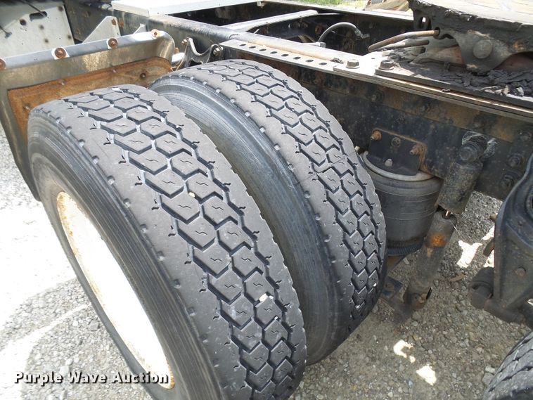 image for item DG1975 1995 International 9400  semi truck