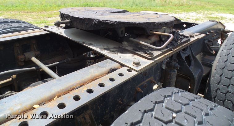 image for item DG1975 1995 International 9400  semi truck