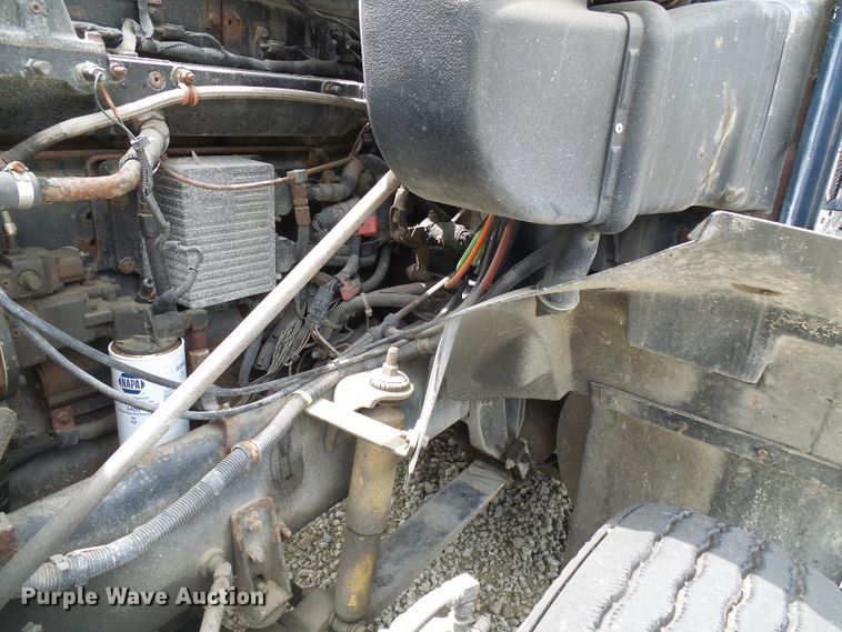 image for item DG1975 1995 International 9400  semi truck