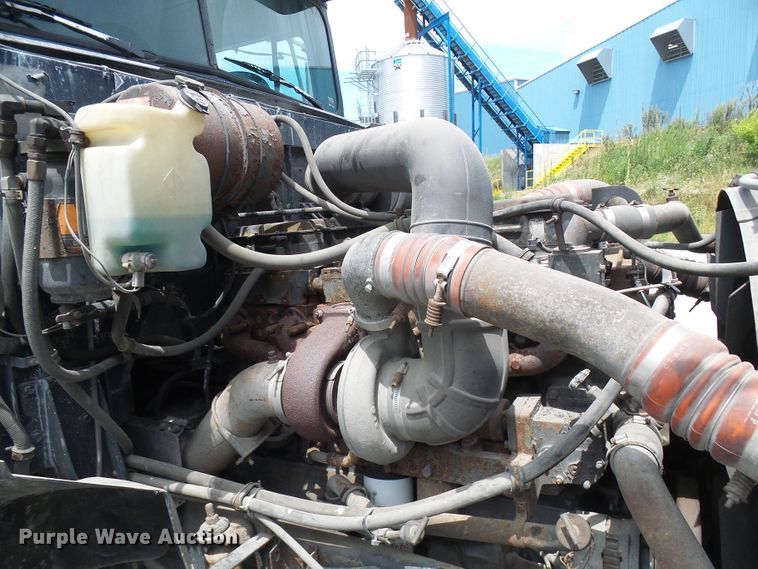image for item DG1975 1995 International 9400  semi truck