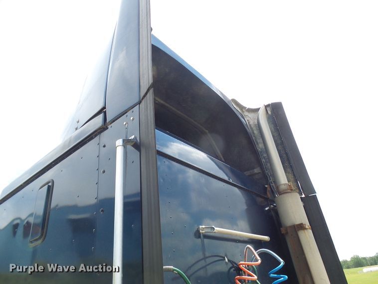 image for item DG1975 1995 International 9400  semi truck
