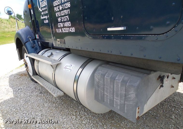 image for item DG1975 1995 International 9400  semi truck