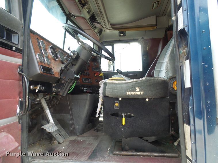 image for item DG1975 1995 International 9400  semi truck