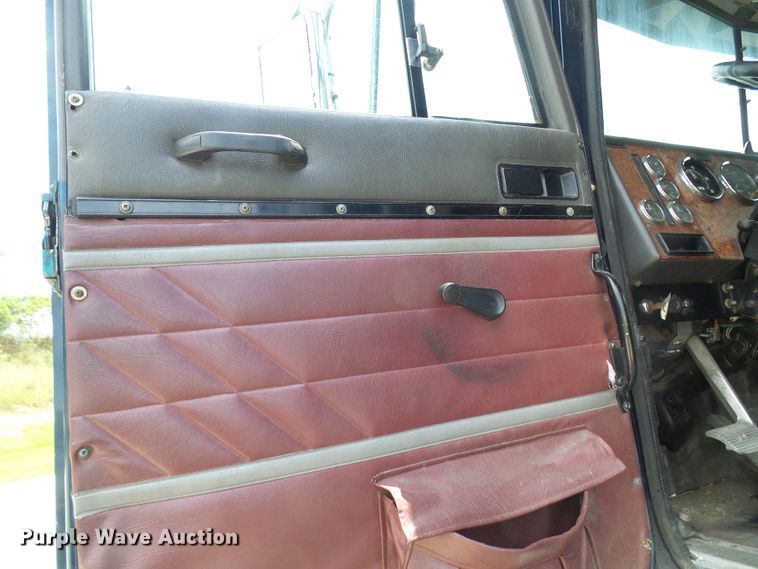image for item DG1975 1995 International 9400  semi truck
