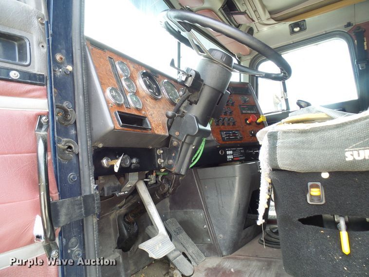 image for item DG1975 1995 International 9400  semi truck