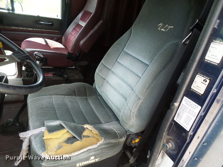 image for item DG1975 1995 International 9400  semi truck