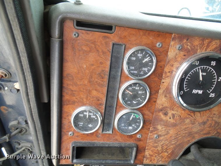 image for item DG1975 1995 International 9400  semi truck