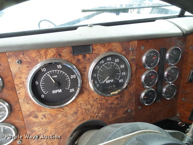 image for item DG1975 1995 International 9400  semi truck
