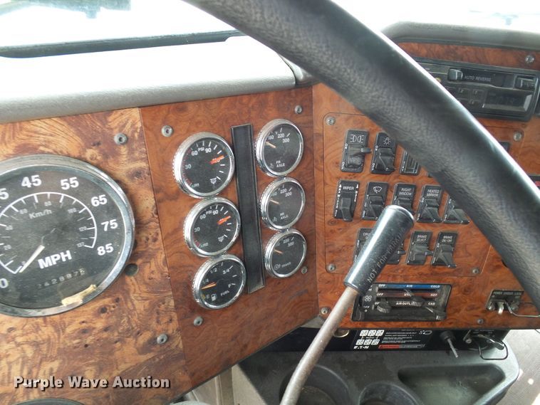 image for item DG1975 1995 International 9400  semi truck
