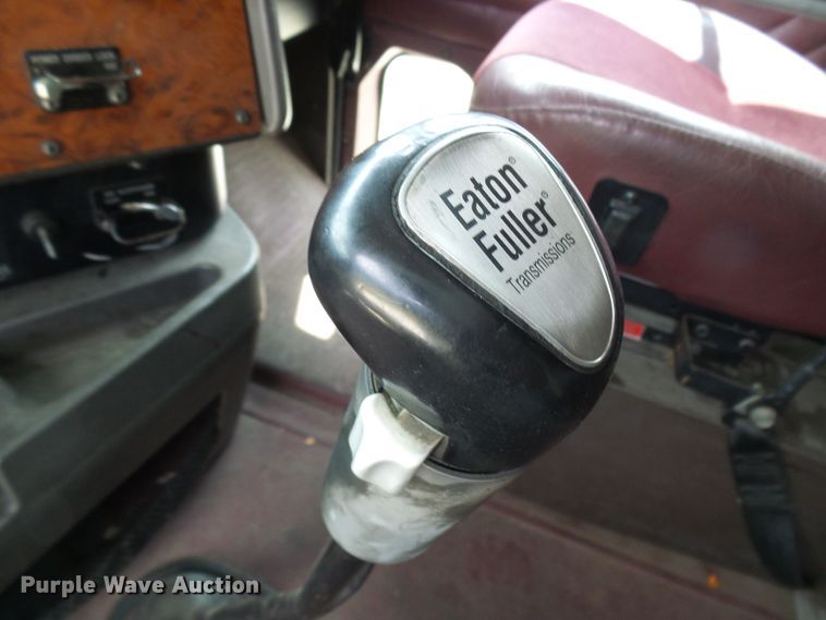 image for item DG1975 1995 International 9400  semi truck