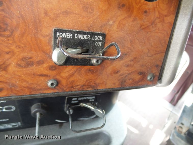 image for item DG1975 1995 International 9400  semi truck