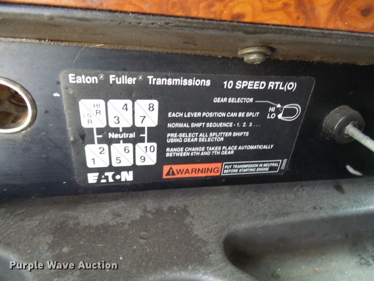 image for item DG1975 1995 International 9400  semi truck