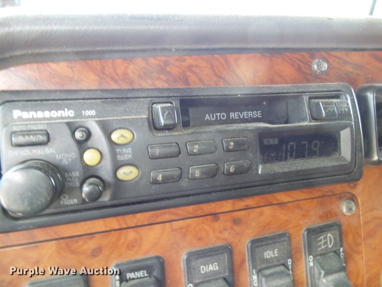 image for item DG1975 1995 International 9400  semi truck