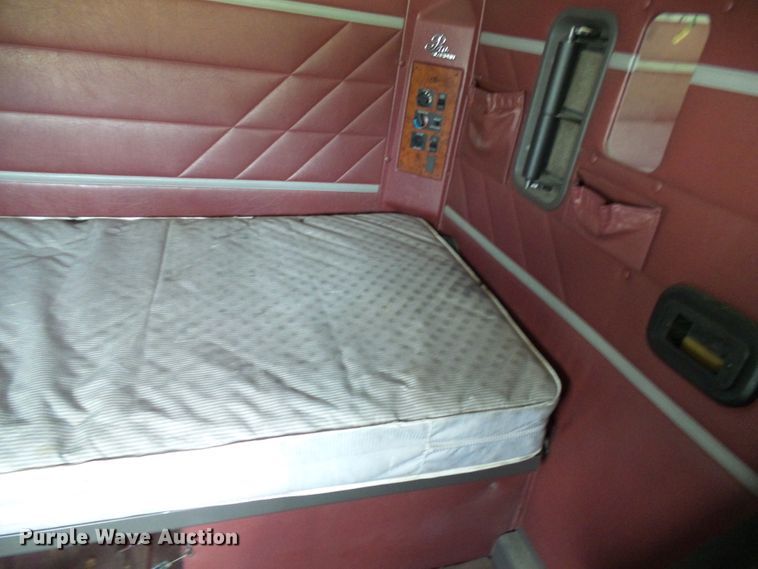 image for item DG1975 1995 International 9400  semi truck