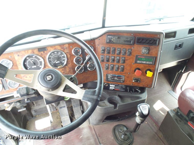 image for item DG1975 1995 International 9400  semi truck