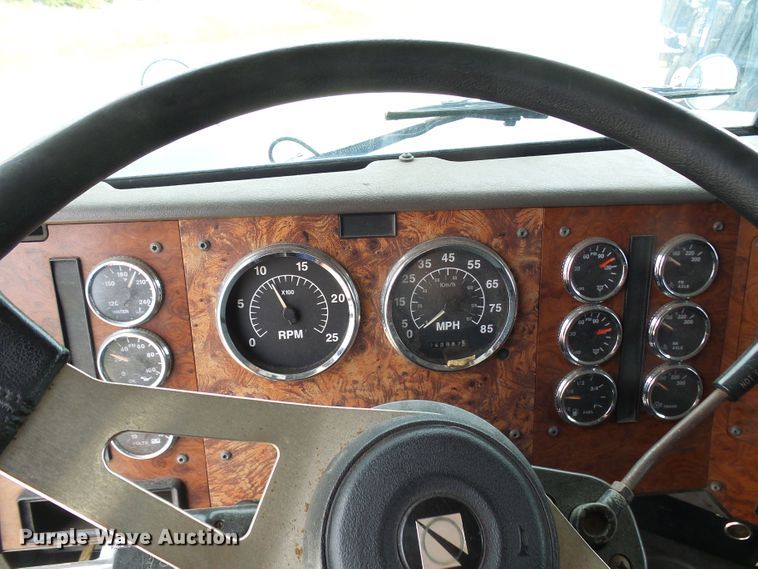 image for item DG1975 1995 International 9400  semi truck