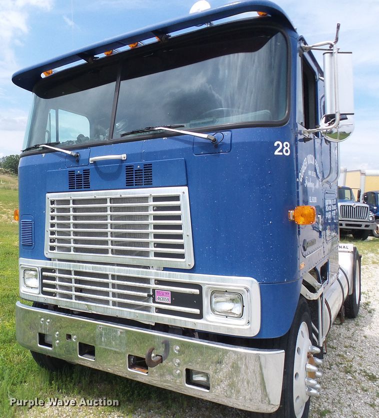 image for item DG1976 1993 International 9600  semi truck