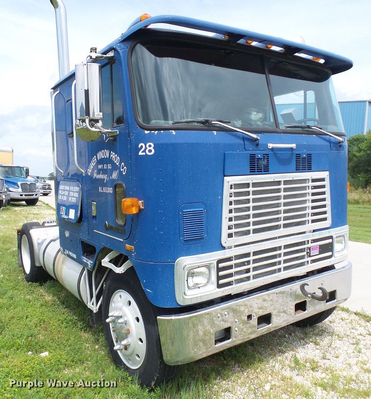 image for item DG1976 1993 International 9600  semi truck