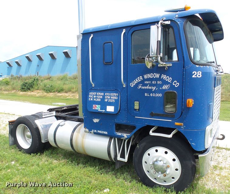 image for item DG1976 1993 International 9600  semi truck