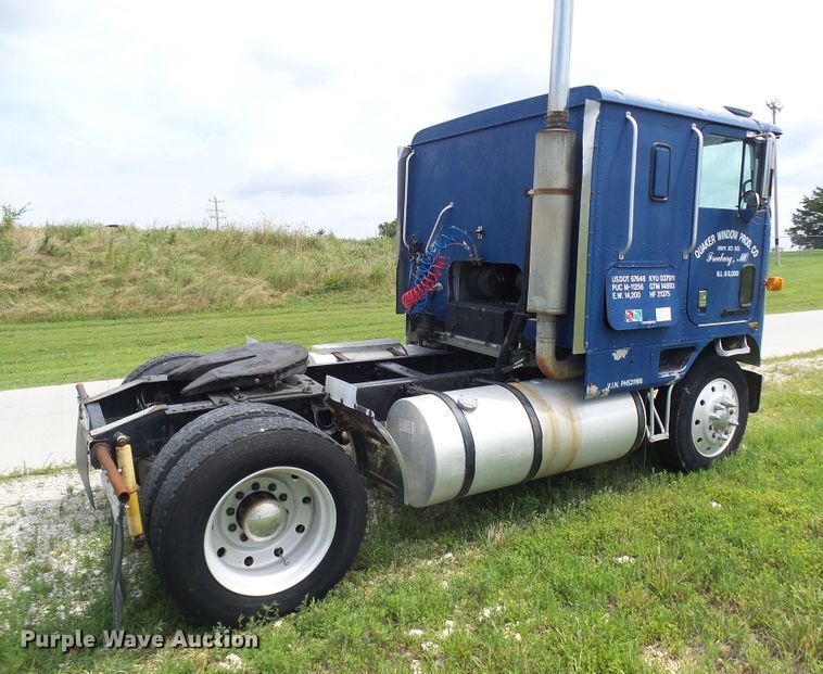 image for item DG1976 1993 International 9600  semi truck