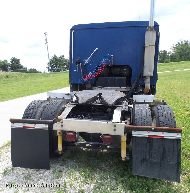 image for item DG1976 1993 International 9600  semi truck