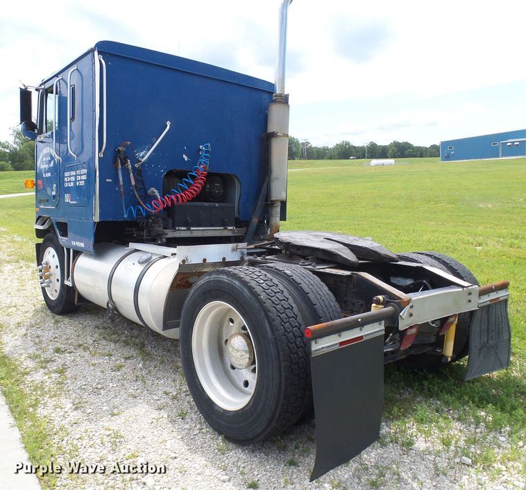 image for item DG1976 1993 International 9600  semi truck