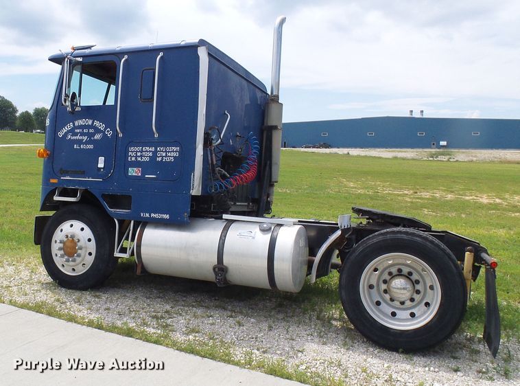 image for item DG1976 1993 International 9600  semi truck