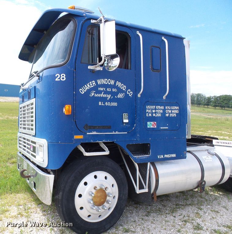 image for item DG1976 1993 International 9600  semi truck