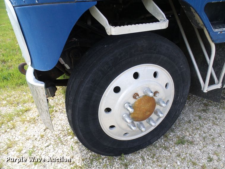 image for item DG1976 1993 International 9600  semi truck