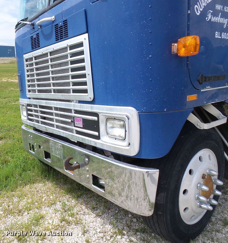 image for item DG1976 1993 International 9600  semi truck