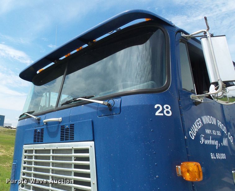 image for item DG1976 1993 International 9600  semi truck