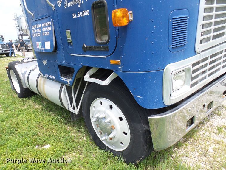 image for item DG1976 1993 International 9600  semi truck