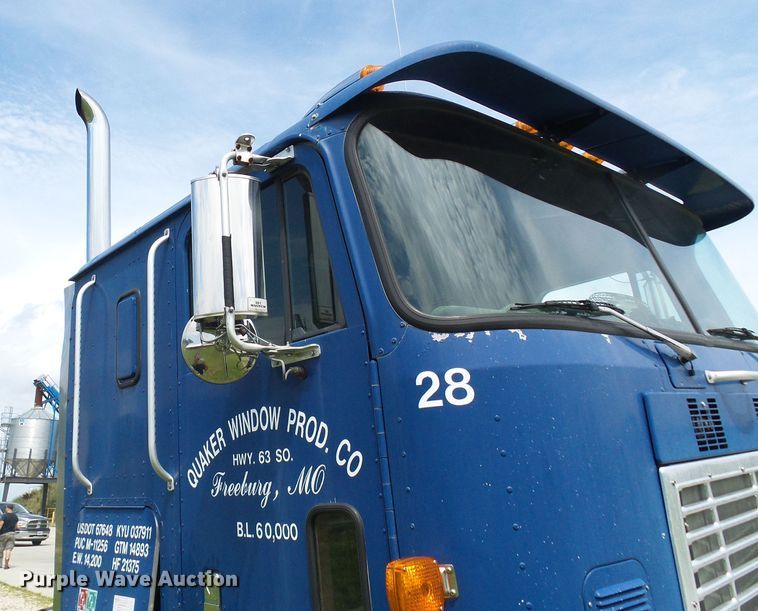 image for item DG1976 1993 International 9600  semi truck