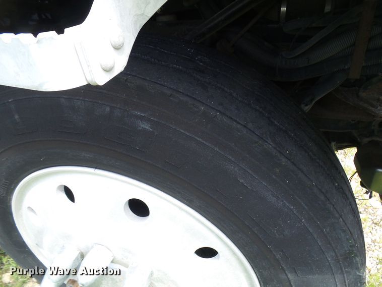 image for item DG1976 1993 International 9600  semi truck