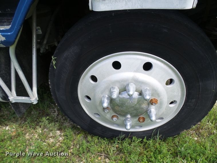 image for item DG1976 1993 International 9600  semi truck