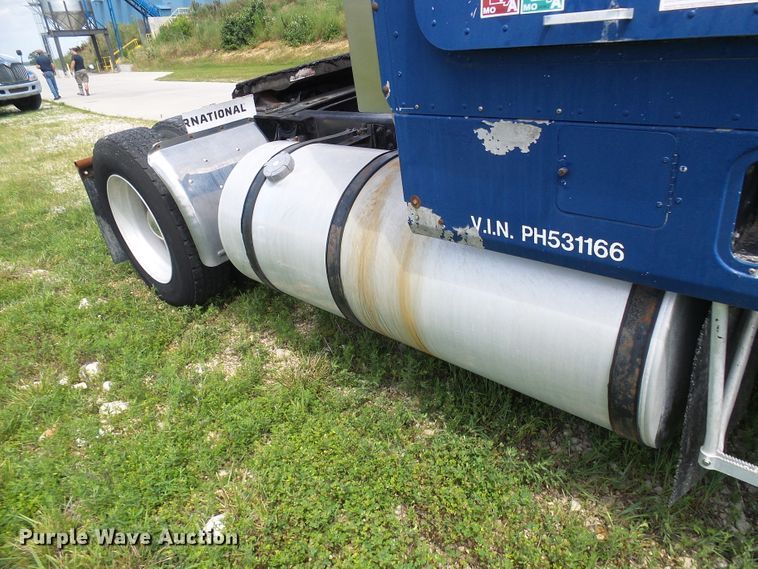 image for item DG1976 1993 International 9600  semi truck