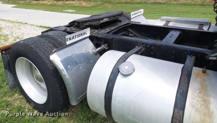 image for item DG1976 1993 International 9600  semi truck