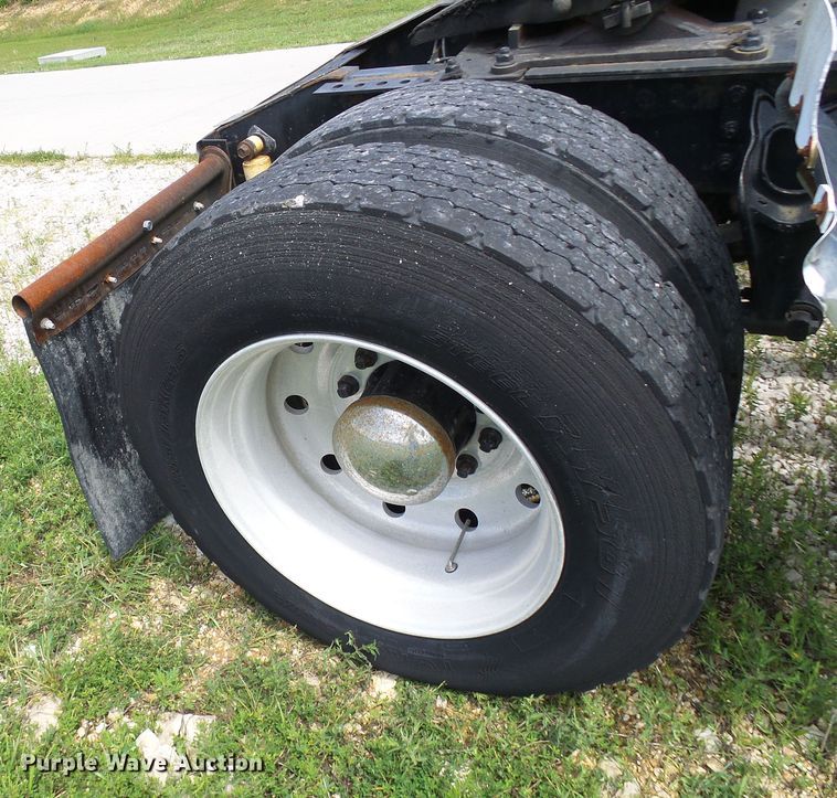 image for item DG1976 1993 International 9600  semi truck