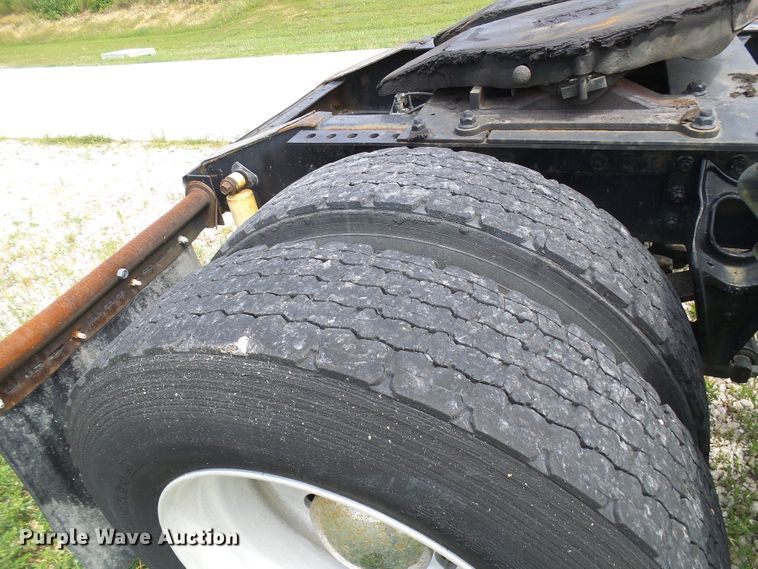 image for item DG1976 1993 International 9600  semi truck