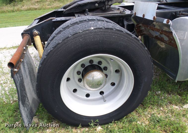 image for item DG1976 1993 International 9600  semi truck