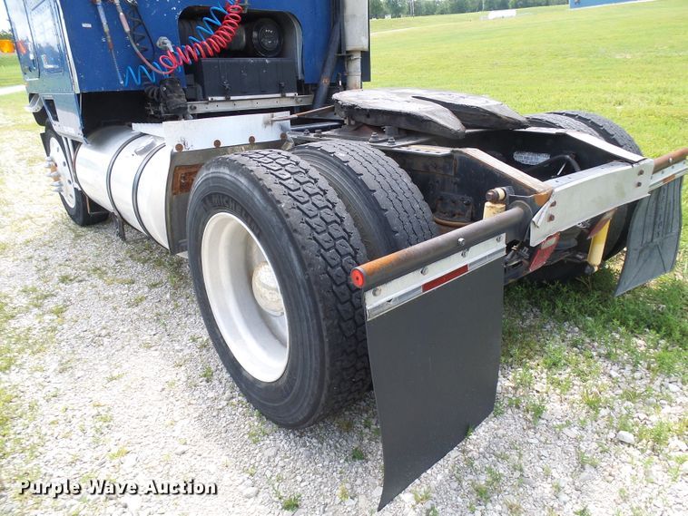 image for item DG1976 1993 International 9600  semi truck