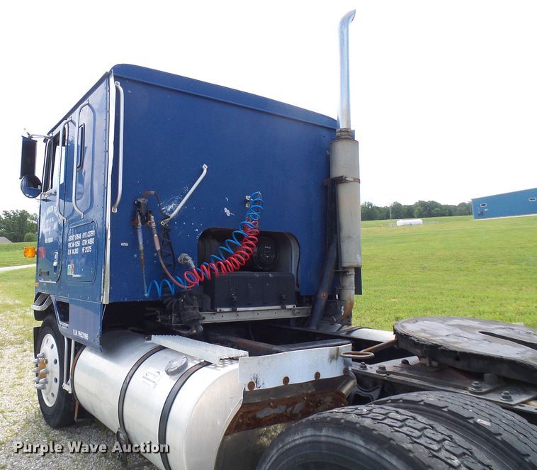image for item DG1976 1993 International 9600  semi truck