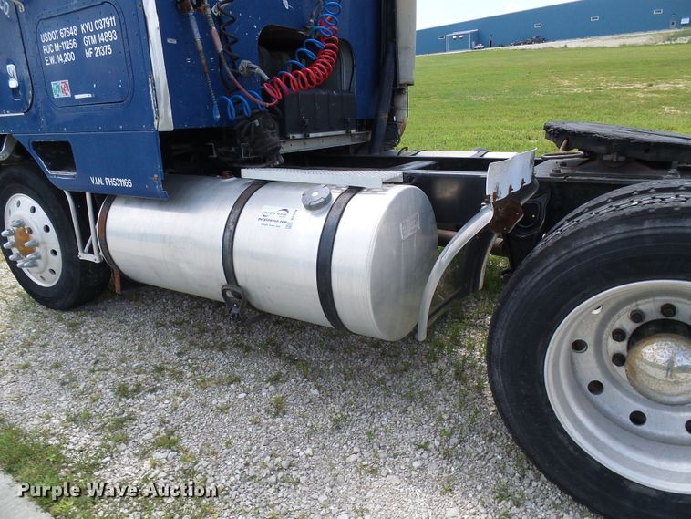 image for item DG1976 1993 International 9600  semi truck