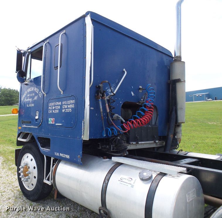 image for item DG1976 1993 International 9600  semi truck