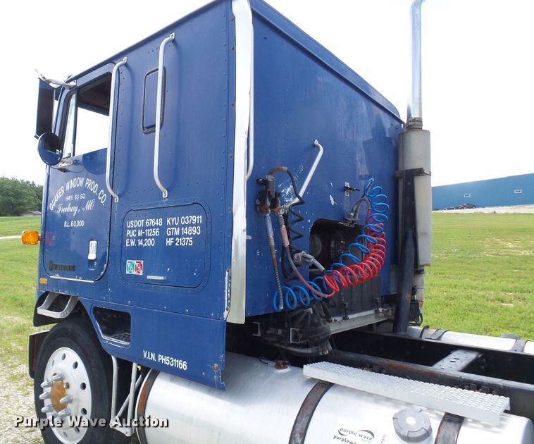 image for item DG1976 1993 International 9600  semi truck