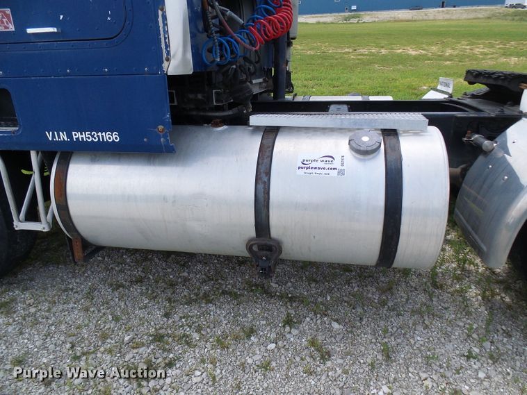 image for item DG1976 1993 International 9600  semi truck