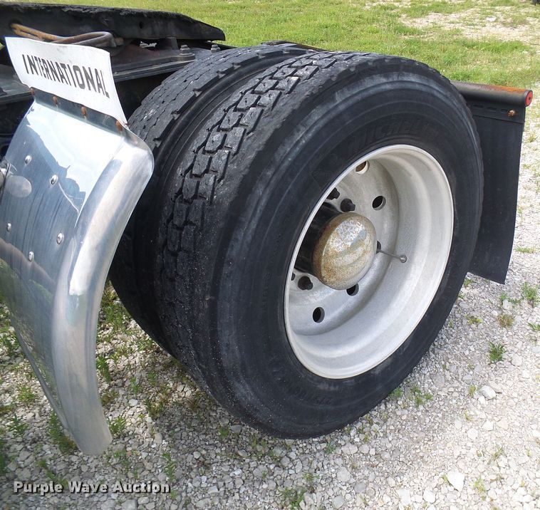 image for item DG1976 1993 International 9600  semi truck